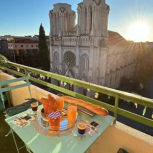  Appartement Centre Sur Avenue Jean Medecin A 8 Minutes De Marche